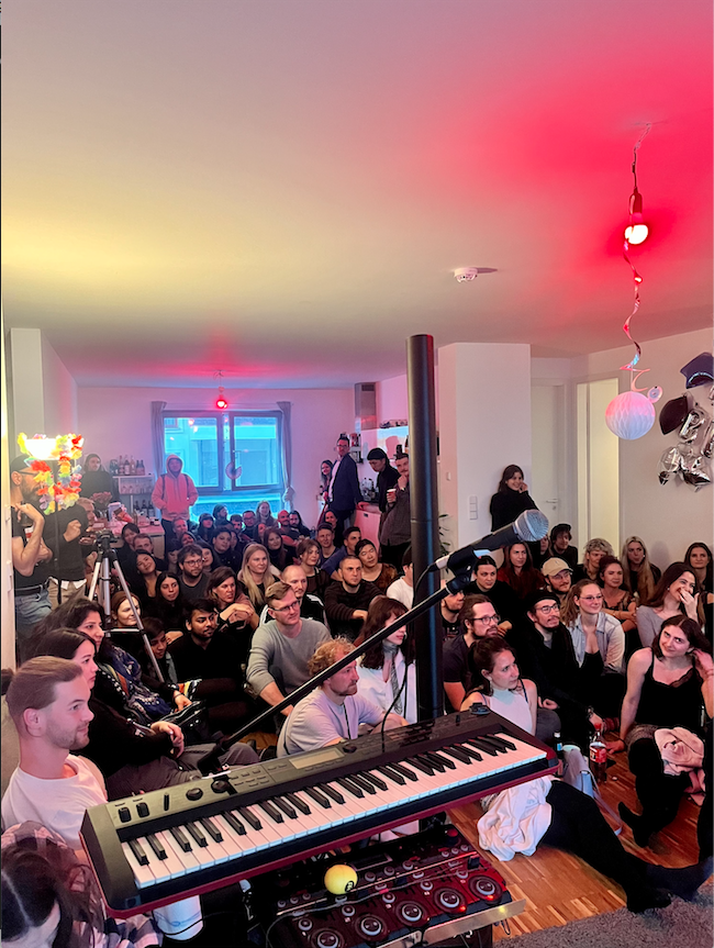 Live music and art in Berlin in a person's living room